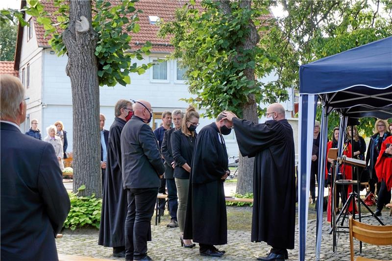 Eine große Gemeinde (kleines Bild oben) findet sich vor der Kirche zusammen, um die Amtseinführung von Pfarrer Martin Fiedler mitzuerleben.  Fotos: Seltmann