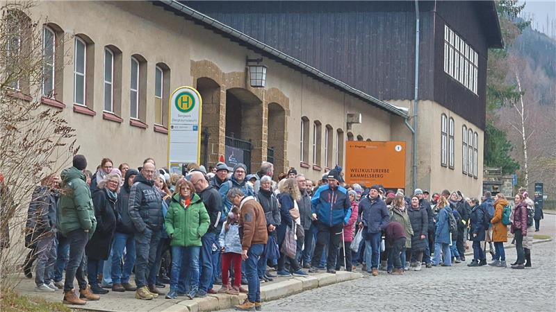 Großer Besucheransturm auf Goslars Weihnachtsmarkt unter Tage Viele Besucher stehen an der Bushaltestelle am Rammelsberg.