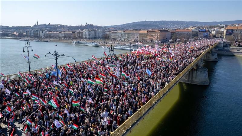 Eine große Menschenmenge zog zur Kundgebung des amtierenden Ministerpräsidenten Viktor Orban. 
