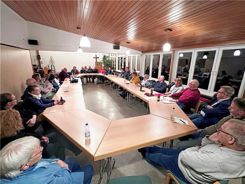 Ein Berg soll Harlingerode vor giftigem Staub schützen Eine große Runde diskutiert auf Einladung von Harlingerode Pur über den Immissionsschutz im Dorf. Uwe Lohmann von der IVH (2.v.r.) stellt kurz darauf die Idee eines Berges vor, der ebenfalls vor Staub schützen soll. Foto: Schlegel
