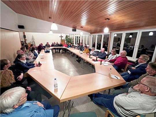 Eine große Runde diskutiert auf Einladung von Harlingerode Pur über den Immissionsschutz im Dorf. Uwe Lohmann von der IVH (2.v.r.) stellt kurz darauf die Idee eines Berges vor, der ebenfalls vor Staub schützen soll. Foto: Schlegel