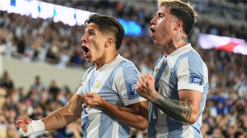 Eine große Show des Weltmeisters gegen den Erzrivalen.