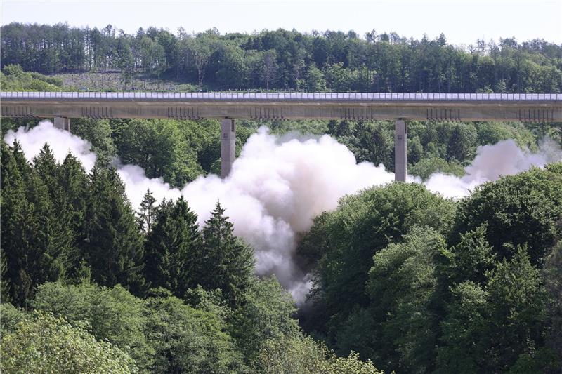Autobahn-Talbrücke Sterbecke teilweise gesprengt Eine große Staubwolke steigt bei der Sprengung des ersten Teilbauwerks der Sterbecke-Talbrücke auf.