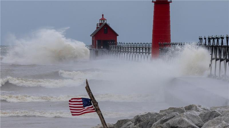 Eine große Welle prallt auf den South Pier in Grand Haven, Michigan.