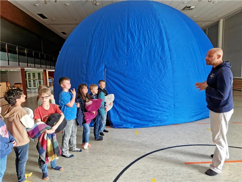 Eine große blaue Kuppel steht in der Clausthaler Stadthalle. Christopher Weidenbach führt das Schulplanetarium vor. Foto: Knoke