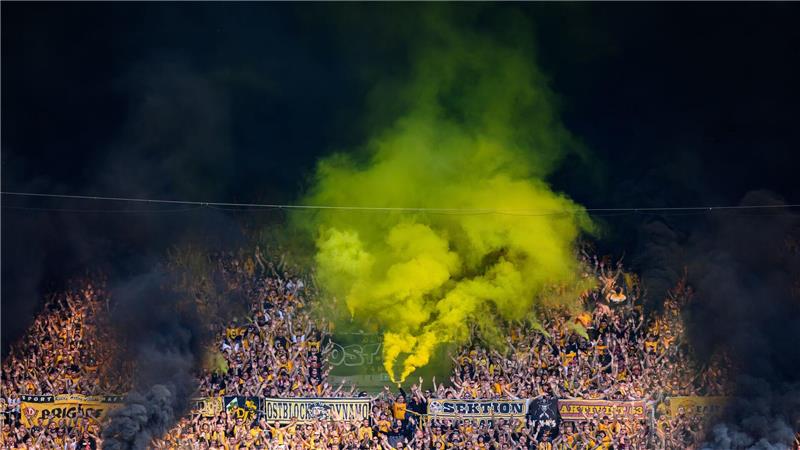 Eine grüngelbe Wolke steigt aus dem K-Block im Stadion.