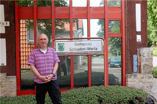 Eine gute Finanzausstattung der Kommunen durch das Land Niedersachsen möchte Sascha Schneider als FDP-Direktkandidat des Wahlkreises 10 bewirken. Für das GZ-Gespräch hat er sich das Dorfgemeinschaftshaus in Schladen ausgesucht. Foto: Jambrek