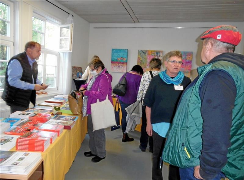 Liebenburger Buchmesse stößt auf große Resonanz Eine gute Resonanz haben die Büchertische bei der erstmals ausgerichteten „Kleinen Liebenburger Buchmesse“. Foto: Privat