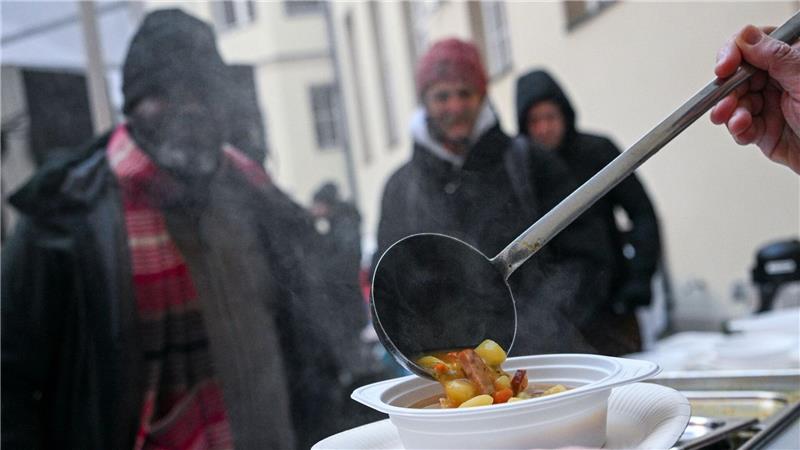 Eine heiße Suppe für obdachlose Menschen.