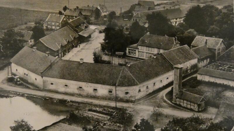 Beuchte feiert: Kinderspiele, Bürgerfrühstück und Musik Eine historische Ansicht von Gutshof in Beuchte.