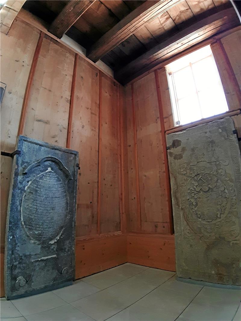 Eine historische Nische neben der Winterkirche zeigt Grabplatten und die einstige Ansicht der Wände.