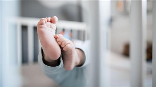 Eine hochschwangere Frau schaffte nicht mehr den Weg in den Kreißsaal, ihr Baby kam daher auf der Autobahn zur Welt. (Symbolbild)