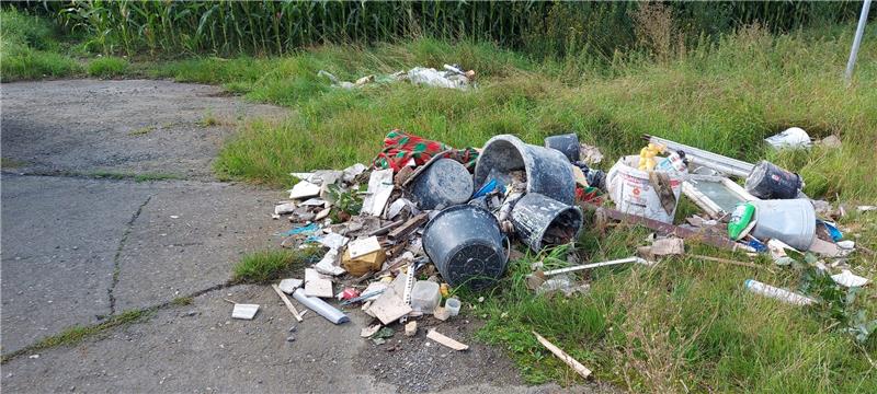 Eine illegale Müllablagerung zwischen Bredelem und Jerstedt. Foto: Polizei