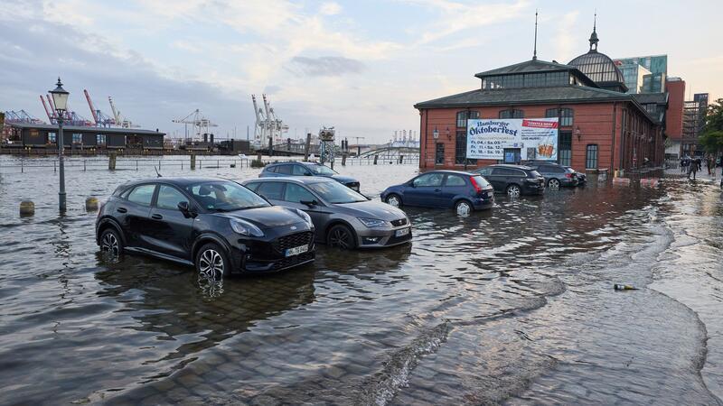 Experten: Leichte Sturmfluten das ganze Jahr über möglich Eine im Sommer seltene Sturmflut hatte am Freitag den Hamburger Fischmarkt in Teilen unter Wasser gesetzt. (Archivfoto)