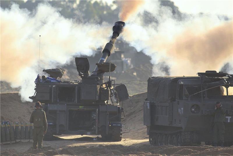 Israel setzt Angriffe im Gazastreifen fort Eine israelische Artillerie feuert in Richtung des Gazastreifens.