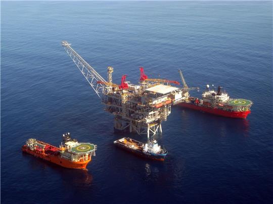 Eine israelische Förderplattform und zwei Spezialschiffe liegen auf dem Mittelmeer über einem Gasfeld vor der israelischen Küste. Die Nachbarstaaten Libanon und Israel haben ihren langwierigen Streit um Gasförderung im Mittelmeer beigelegt.