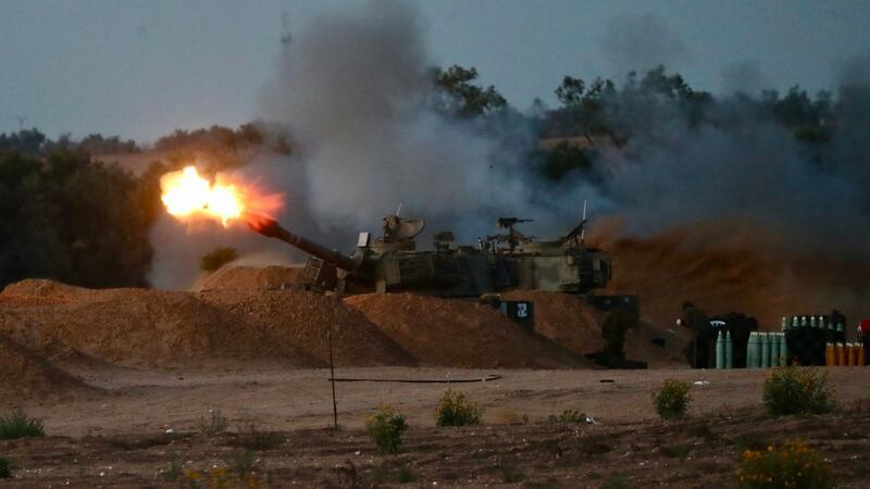 Habeck wirft Israel völkerrechtswidriges Vorgehen vor Eine israelische Panzerhaubitze feuert eine Granate ab.