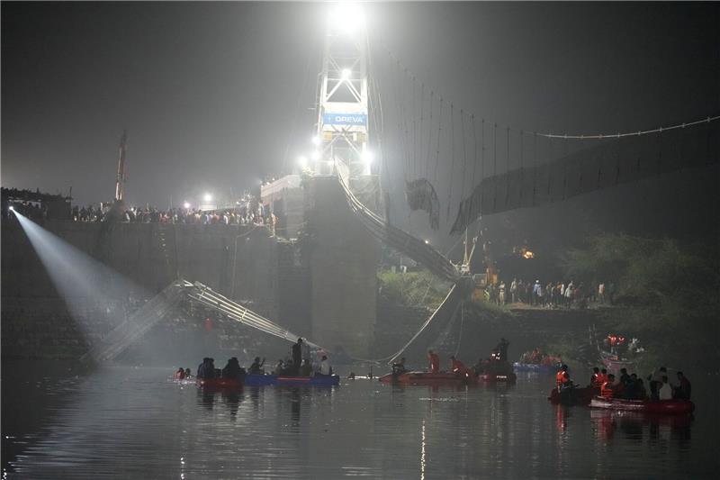 Mehr als 140 Tote bei Einsturz von Hängebrücke in Indien Eine jahrhundertealte Hängebrücke stürzte in den Fluss und riss Hunderte von Menschen in die Tiefe.