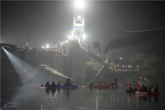 Eine jahrhundertealte Hängebrücke stürzte in den Fluss und riss Hunderte von Menschen in die Tiefe.