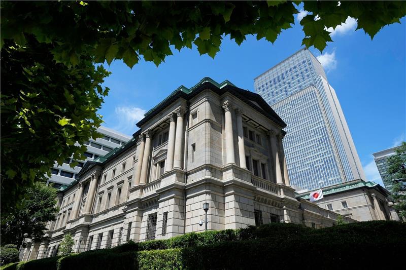 Eine japanische Flagge flattert am Hauptsitz der Bank of Japan in Tokio.