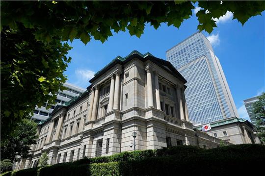 Eine japanische Flagge flattert am Hauptsitz der Bank of Japan in Tokio.