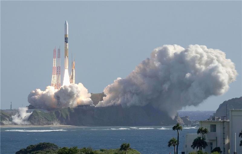 Eine japanische Trägerrakete vom Typ H2A hebt von der Startrampe des Tanegashima Space Center in Kagoshima im Süden des Landes ab.