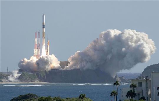 Eine japanische Trägerrakete vom Typ H2A hebt von der Startrampe des Tanegashima Space Center in Kagoshima im Süden des Landes ab.