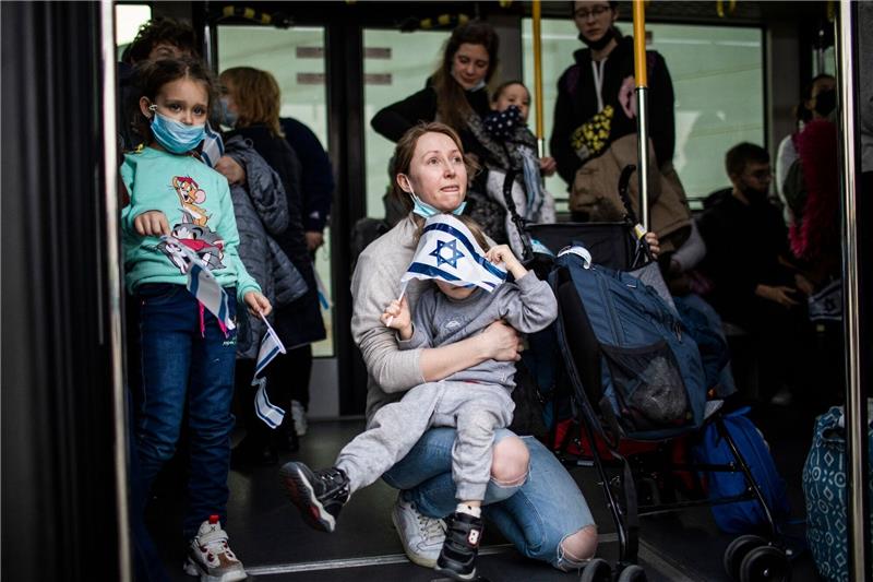 Neue Schutzanweisungen für Israels Bevölkerung Eine jüdische Einwanderin auf dem internationalen Flughafen Ben Gurion in Tel Aviv. Die israelische Armee hat neue Schutzanweisungen für die Zivilbevölkerung veröffentlicht. (Symbolbild)