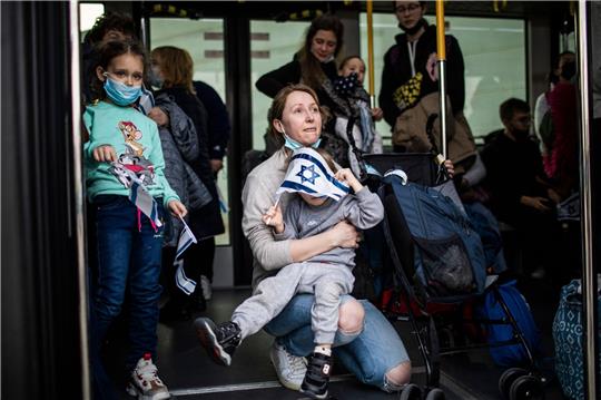 Eine jüdische Einwanderin auf dem internationalen Flughafen Ben Gurion in Tel Aviv. Die israelische Armee hat neue Schutzanweisungen für die Zivilbevölkerung veröffentlicht. (Symbolbild)