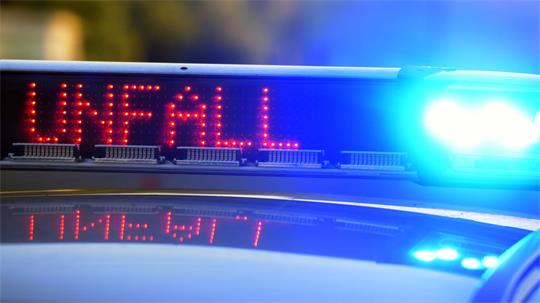 Eine junge Autofahrerin schwebt nach einem Unfall im Landkreis Emsland in Lebensgefahr. (Symbolbild)