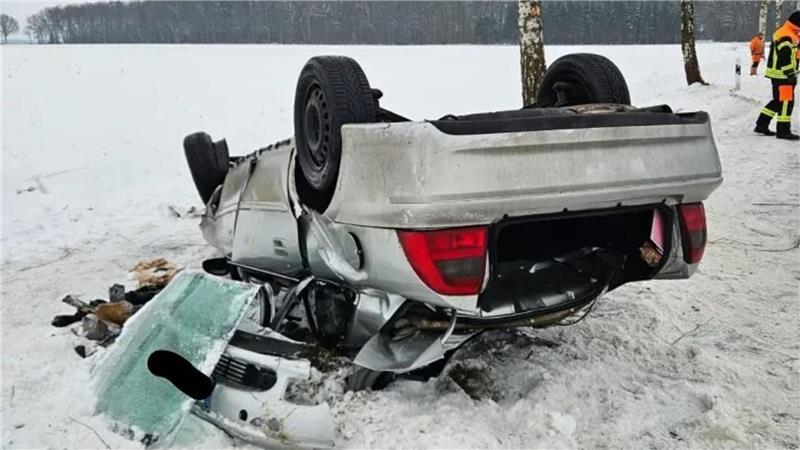 Eine junge Frau ist bei einem Unfall lebensbedrohlich verletzt worden.