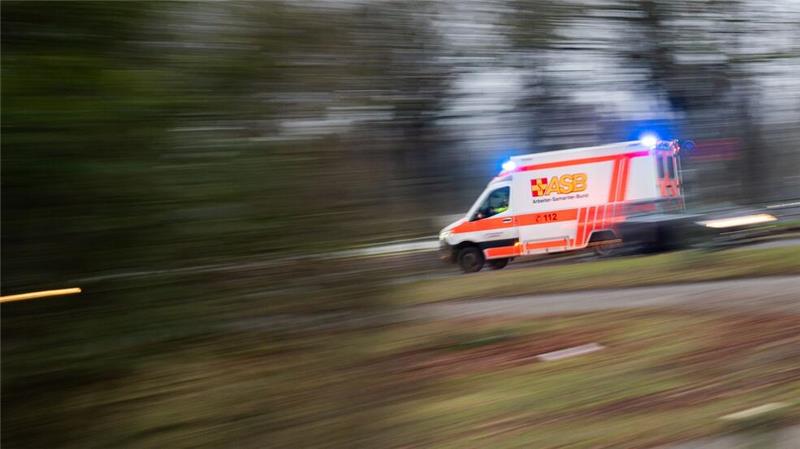 Junge Mutter stirbt im Allgäu - Vater und Kind verletzt Eine junge Frau ist tödlich verunglückt. (Symbolbild)