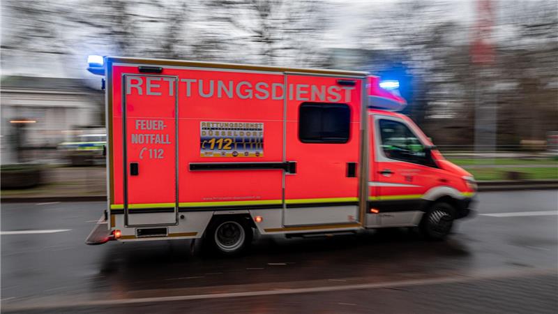 Eine junge Mutter überschlägt sich mit ihrem Baby in einem Auto auf glatter Straße. (Symbolbild)