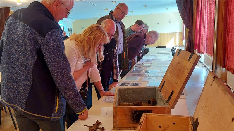 Sprengung der Muna im Schimmerwald: Zeitzeugen teilen Erinnerungen Eine kleine Ausstellung mit Fotos und Exponanten begleitet die Gedenkveranstaltung des Heimatvereins.