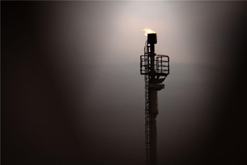 Eine kleine Flamme auf einer Fackel des Erdgasspeichers Rehden.