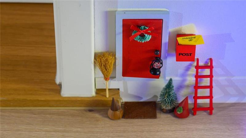 Eine kleine Tür, ein Briefkasten, Besen, Laterne, Türmatte und eine kleine Leiter - im Handel gibt es inzwischen für Wichtelbeginner kleine Basic-Sets. 