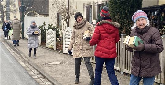 Eine lange Menschenkette zieht sich durch Bad Harzburg und gibt Bücher auch gleich stapelweise von Hand zu Hand.