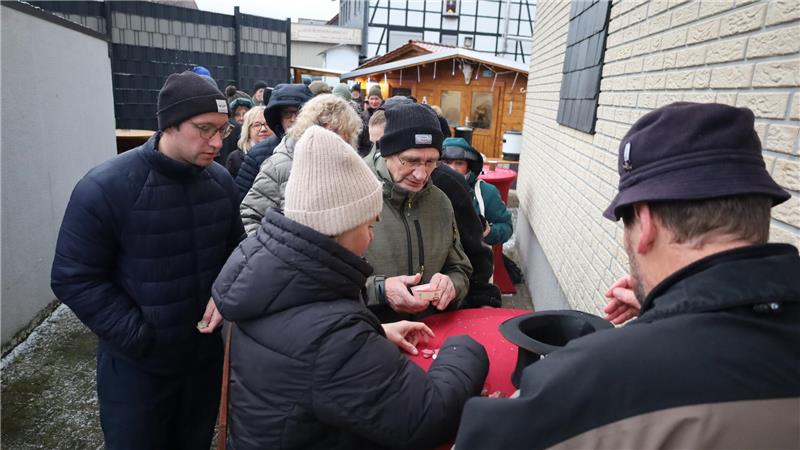 Menschen stehen Schlange.