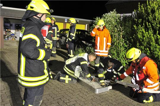 Eine lecke Gasleitung beschäftigte 45 Einsatzkräfte der Feuerwehren Othfresen und Dörnten am späten Freitagabend. Foto: Leifeld