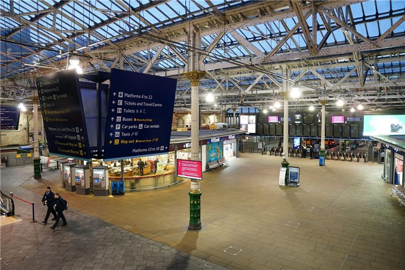 Sturm „Jocelyn” bringt Verkehrschaos in Großbritannien Eine leere Bahnhofshalle im Bahnhof Edinburgh Waverley. Sturm «Jocelyn» hat in Großbritannien für neue Verkehrsbehinderungen gesorgt und weitere Schäden verursacht.