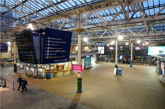 Eine leere Bahnhofshalle im Bahnhof Edinburgh Waverley. Sturm «Jocelyn» hat in Großbritannien für neue Verkehrsbehinderungen gesorgt und weitere Schäden verursacht.