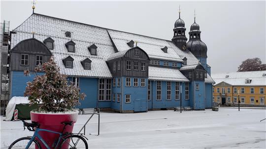 Eine leichte Schneedecke liegt auf der Clausthaler Marktkirche.