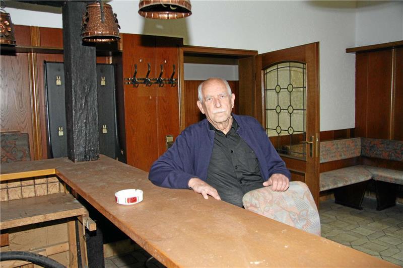 Eine leichte Staubschicht auf dem ehemaligen Tresen zeigt, wie lange Inhaber Rolf Adam schon einen Käufer sucht.