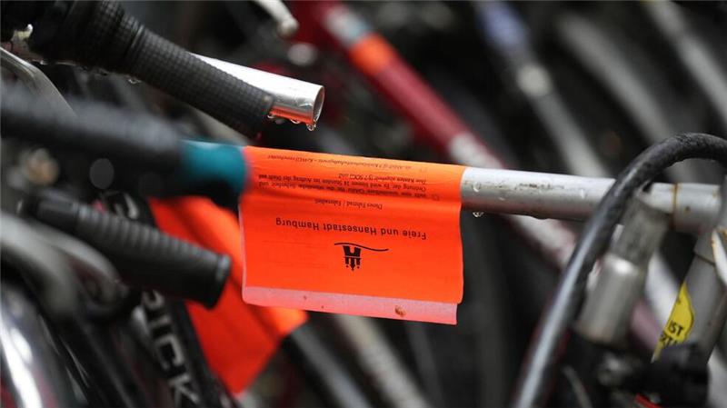 Städte verzeichnen mehr „Fahrradleichen“ und Schrottautos Eine letzte Warnung: Wer diese Markierung sieht, kann sein Rad noch entfernen. (Archivbild)