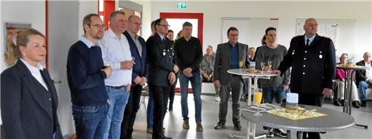 Eine letzte kleine Runde im neuen Immenröder Feuerwehrhaus: Ab 2024 soll eine Sommerbegegnung den Neujahrsempfang ablösen. Foto: Heine