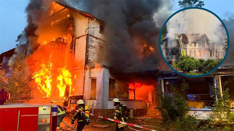 Brennendes mehrstöckiges Haus bei Nacht mit Flammen und Rauch sowie Einsatzkräften auf einer Drehleiter im runden Ausschnitt