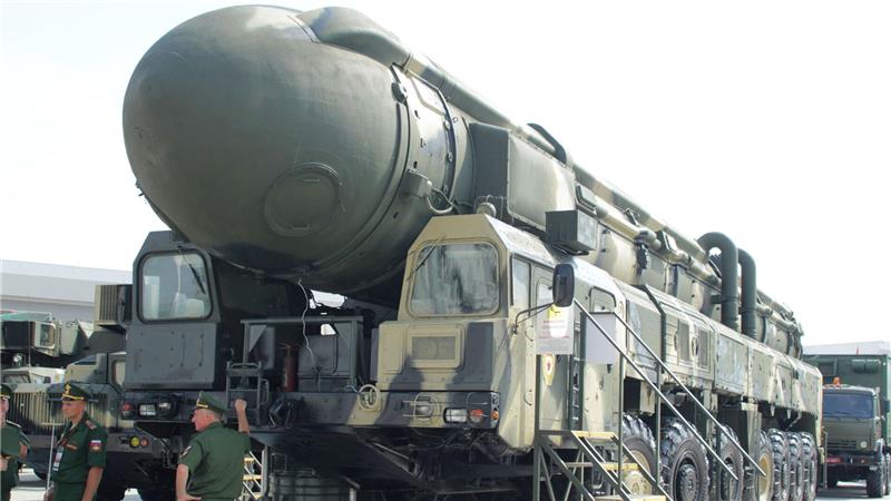 Eine mit Atomsprengköpfen bestückbare Interkontinentalrakete wird auf einer Rüstungsmesse in Moskau präsentiert. (Archivbild)