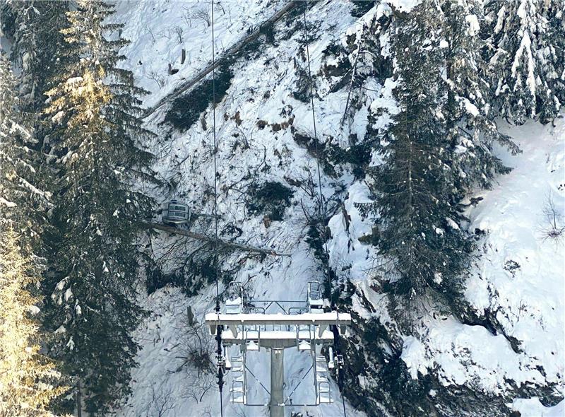 Nach Gondelabsturz ein Opfer weiter in Lebensgefahr Eine mit vier Personen besetzte Gondel ist in Österreich im Skigebiet Hochötz abgestürzt.