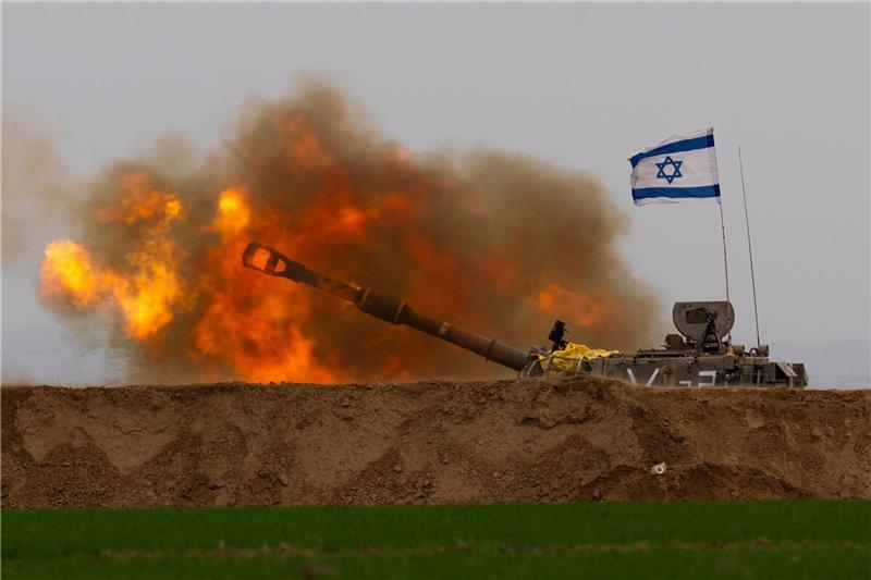 WHO beklagt medizinische Notlage in Gaza Eine mobile israelische Artillerieeinheit feuert eine Granate aus dem Süden Israels in der Nähe des Gazastreifens ab.