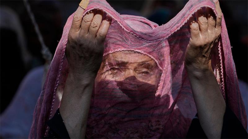 Eine muslimische Frau aus Kaschmir betet während des jährlichen Khawaja-e-Digar-Festes vor dem Schrein von Naqashband Sahib in Srinagar, im von Indien kontrollierten Kaschmir.